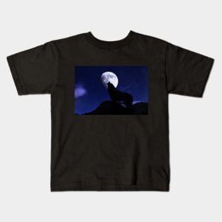 Wolf howling at the moon Kids T-Shirt